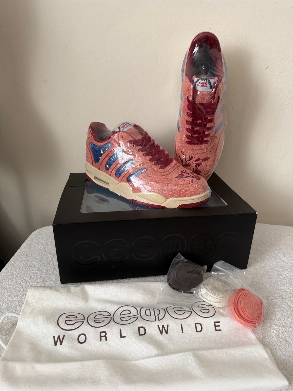 Esenes Aquairiums coral pink maroon blue suede & leather sneakers